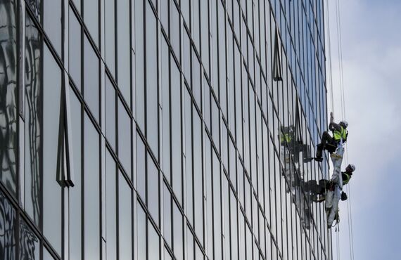 難度の高い高所ロープ作業に基づく打診調査も可能 | 東京で外壁調査なら株式会社RALZ-Association®
